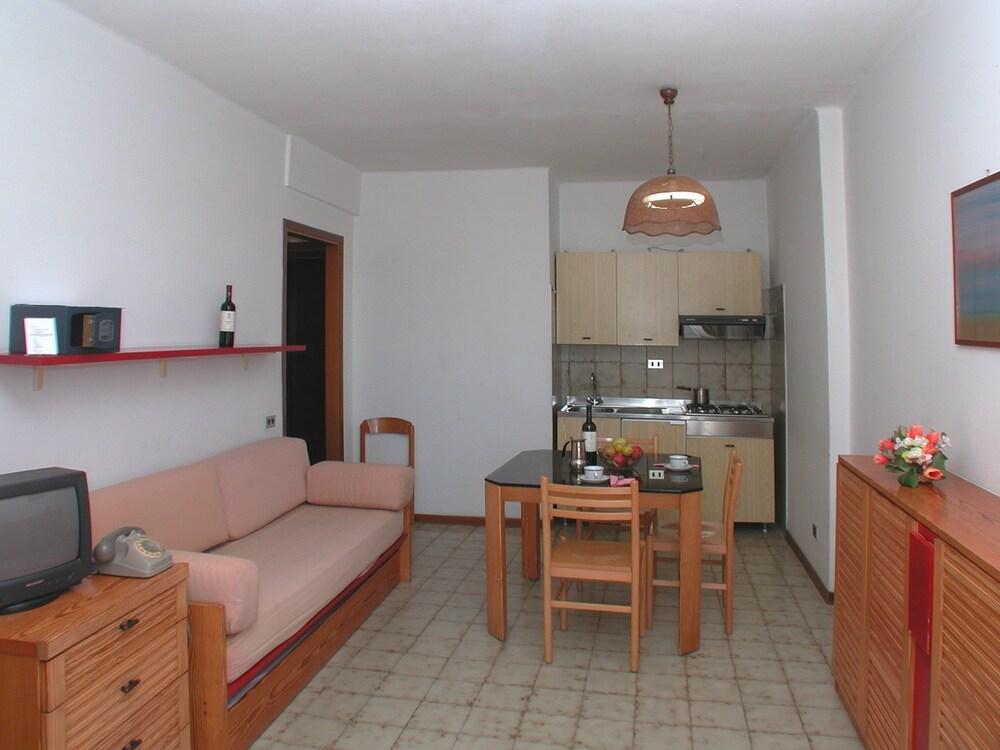 Residence Stella Maris Pietra Ligure Esterno foto