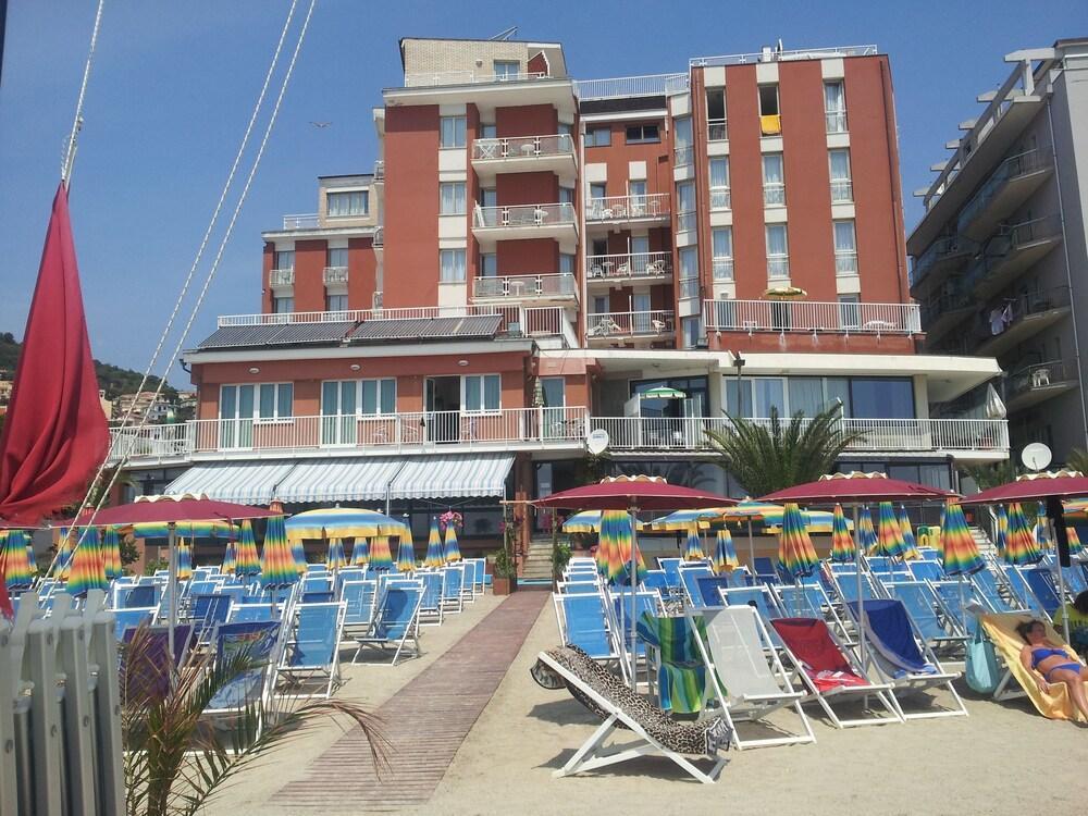 Residence Stella Maris Pietra Ligure Esterno foto