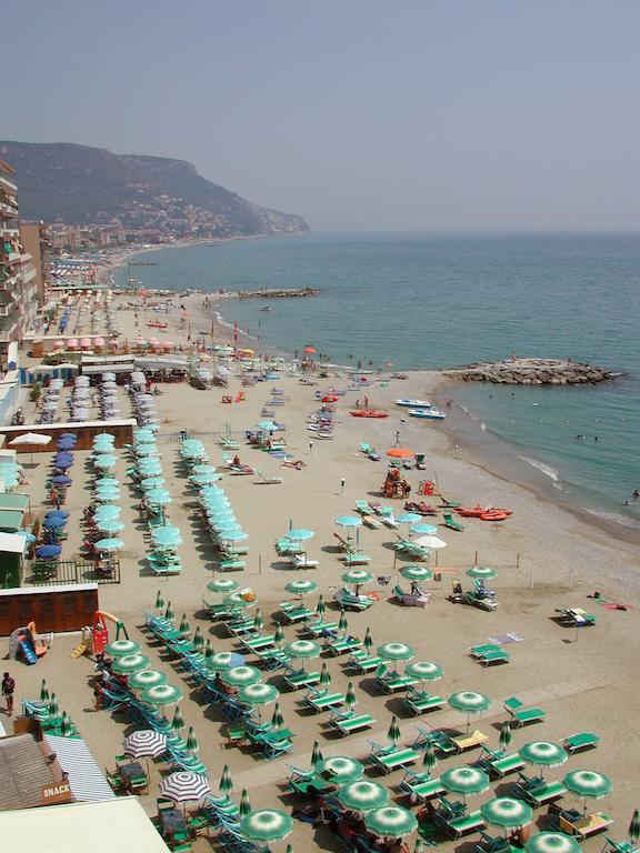 Residence Stella Maris Pietra Ligure Esterno foto