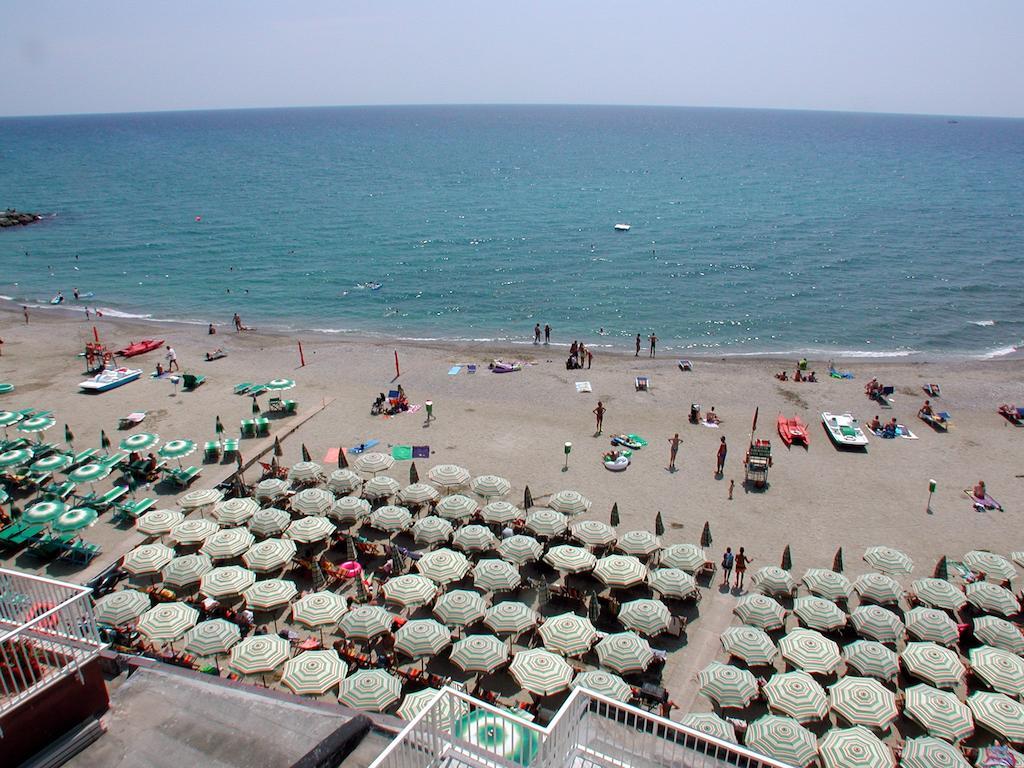Residence Stella Maris Pietra Ligure Esterno foto