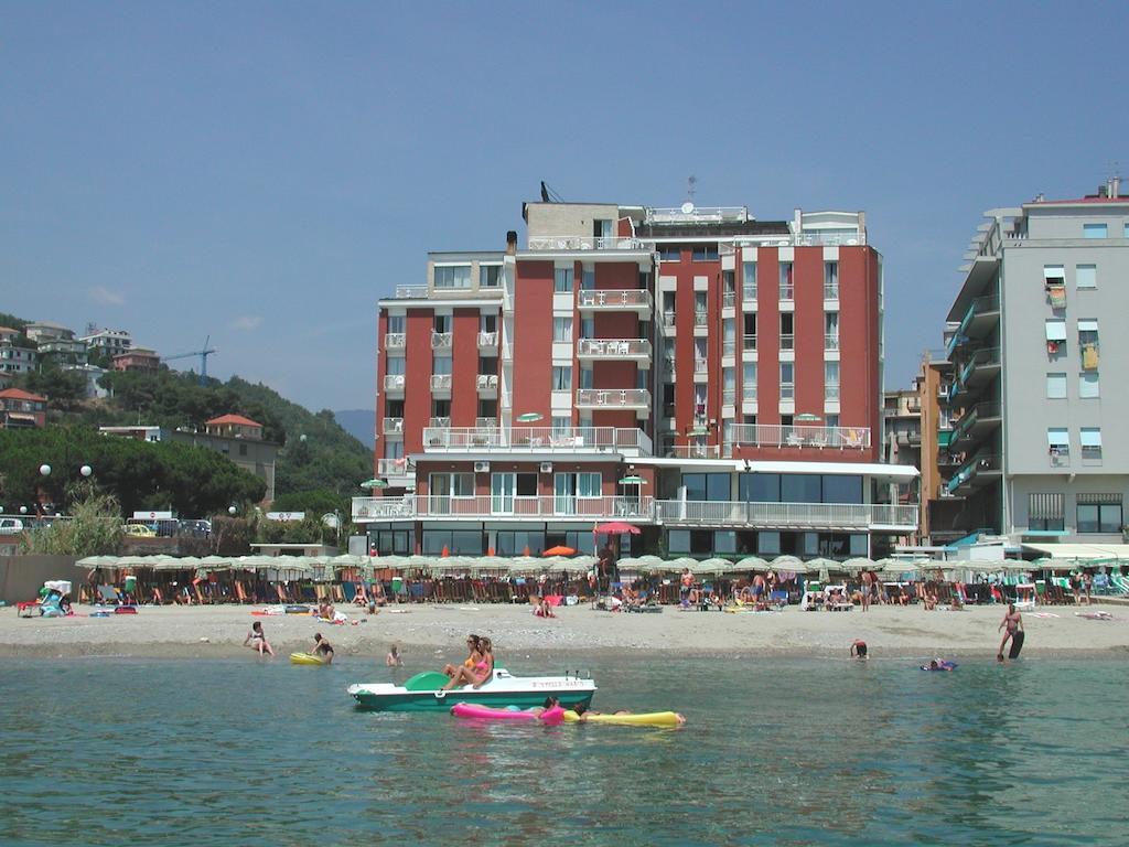 Residence Stella Maris Pietra Ligure Esterno foto