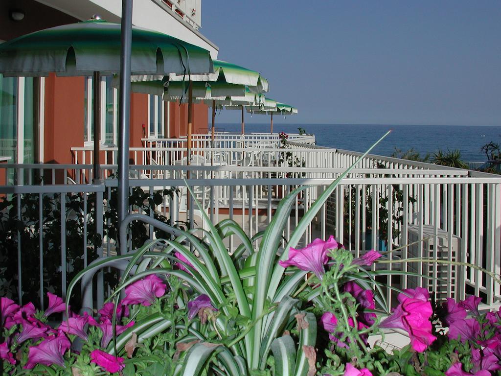 Residence Stella Maris Pietra Ligure Esterno foto