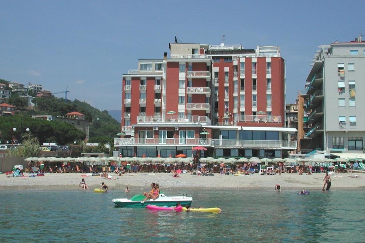 Residence Stella Maris Pietra Ligure Esterno foto