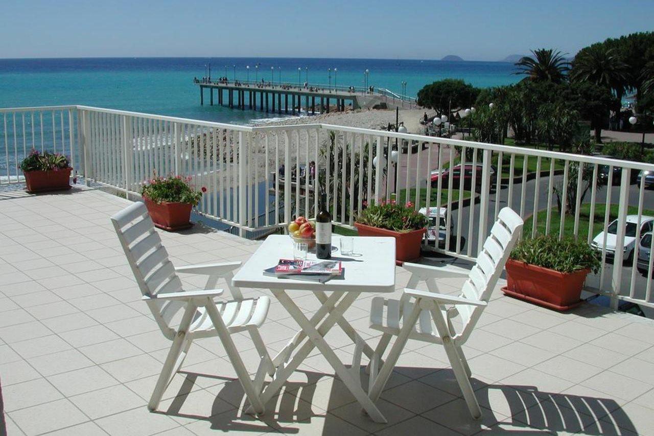 Residence Stella Maris Pietra Ligure Esterno foto